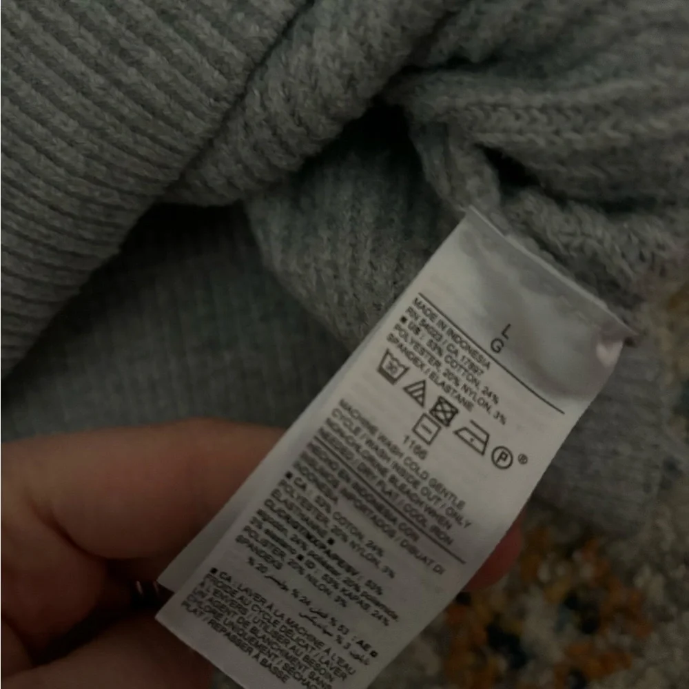Old Navy Gray V-Neck Sweater - Picture 3 of 3